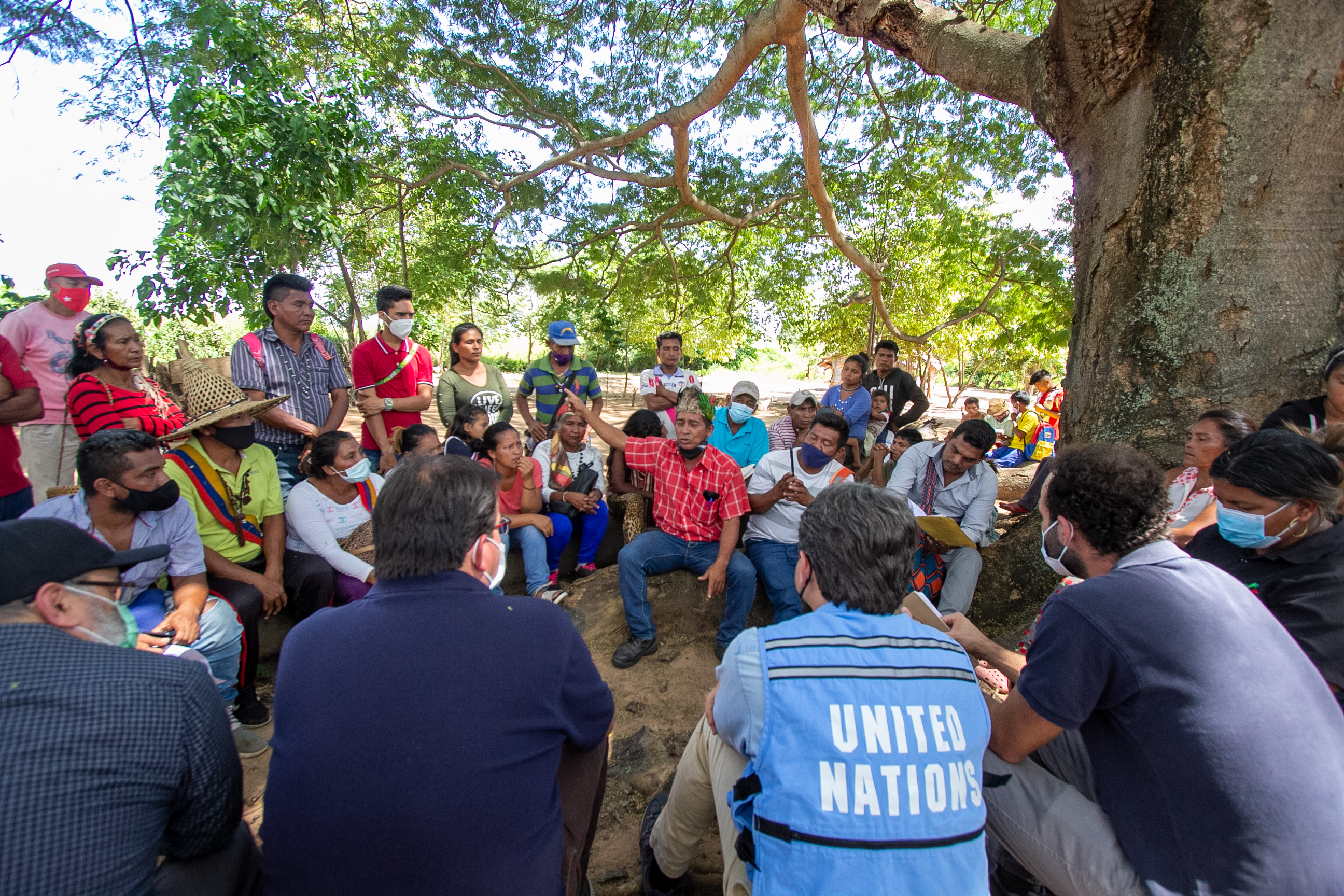 Encuentro entre miembros de una comunidad de la etnia Yukpa y representantes del equipo de la ONU en Venezuela, en el estado Zulia.