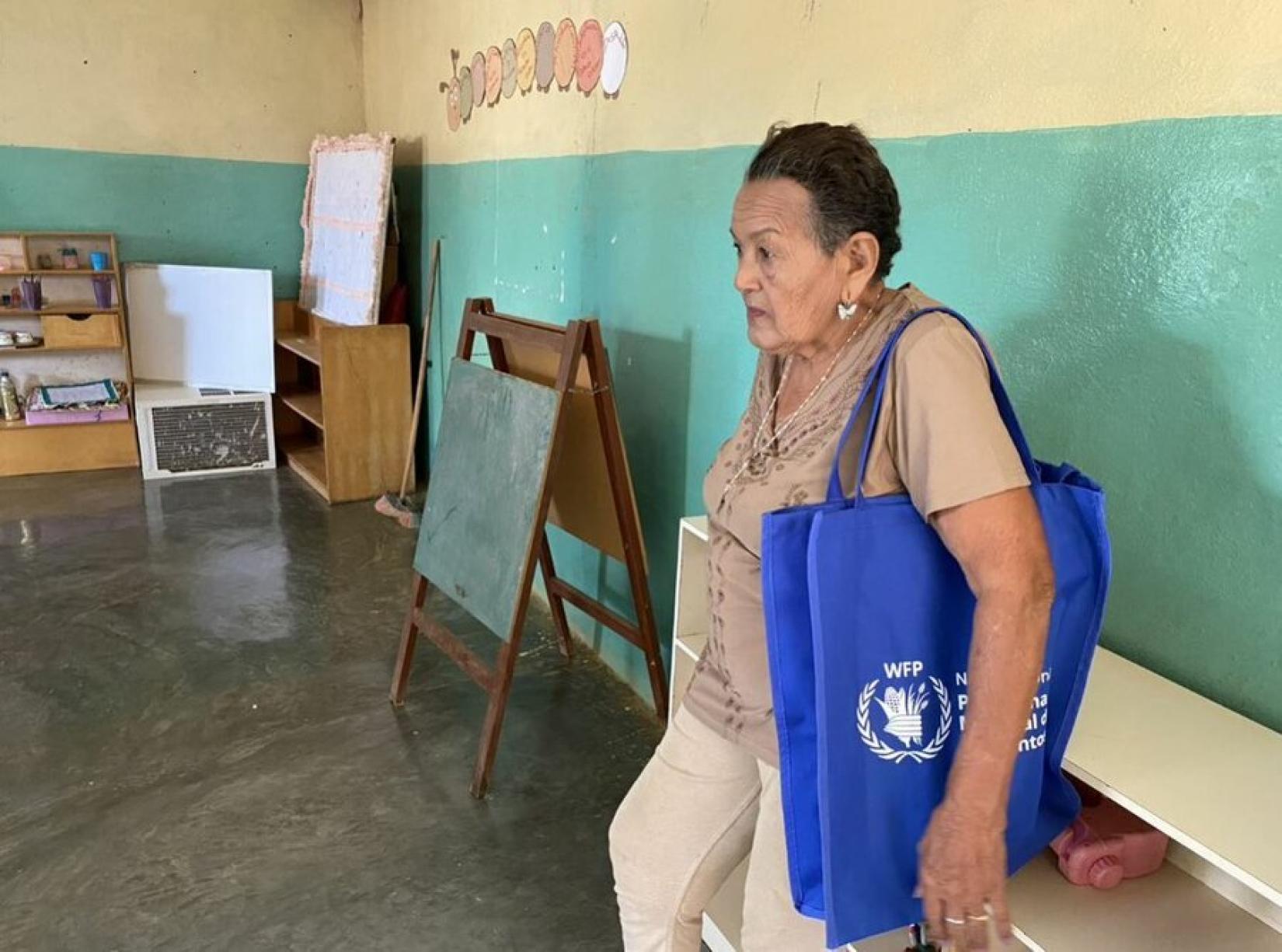Ana, de 73 años, fue a recoger la ración escolar para llevar a casa de su bisnieto de 3 años