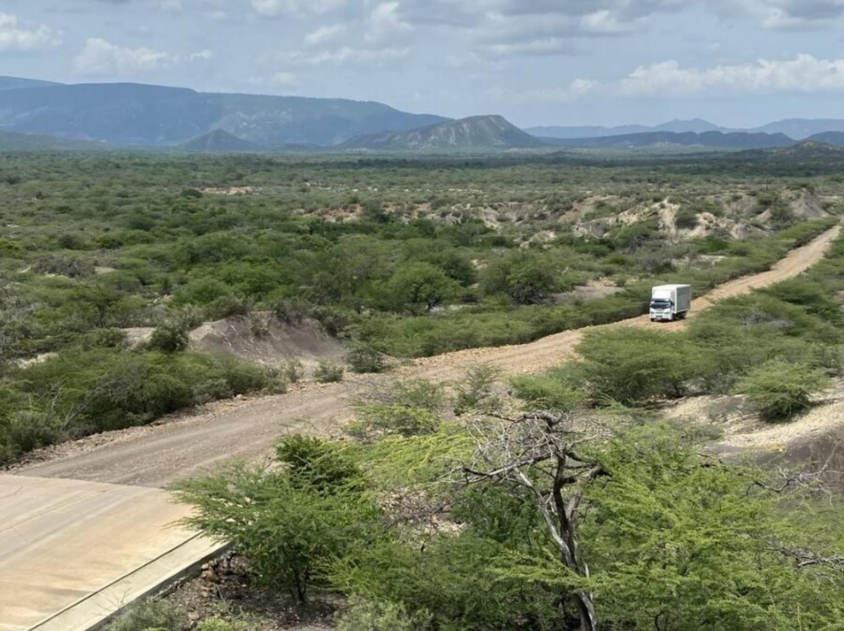 Un camión transporta raciones de alimentos en una zona remota del estado Falcón, Venezuela
