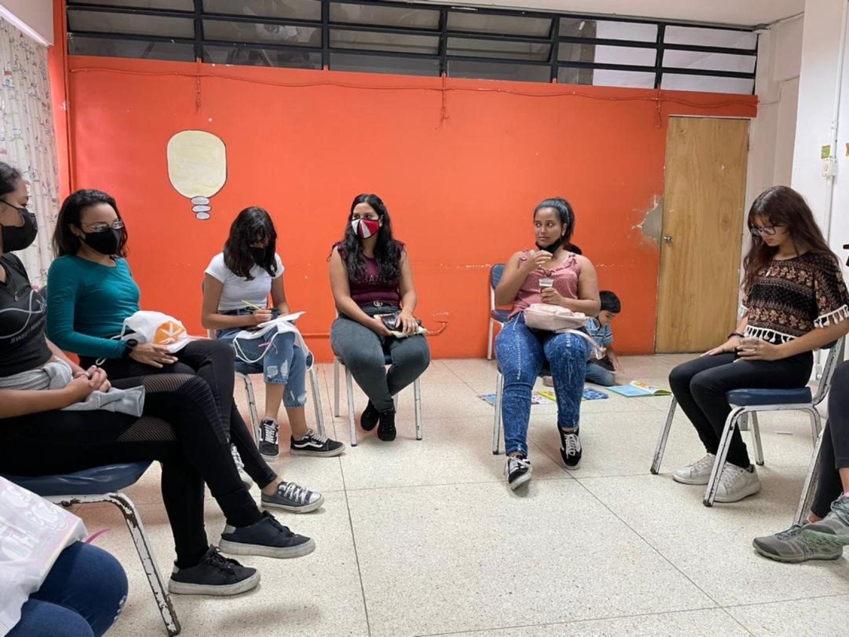 Marianny, junto a otras compañeras que forman parte del proyecto, participa de forma activa en las reuniones que se convocan semanalmente para promover el aprendizaje y capacitación sobre varios temas, entre ellos, cómo hacer prevenir y hacer frente a la violencia basada en género.