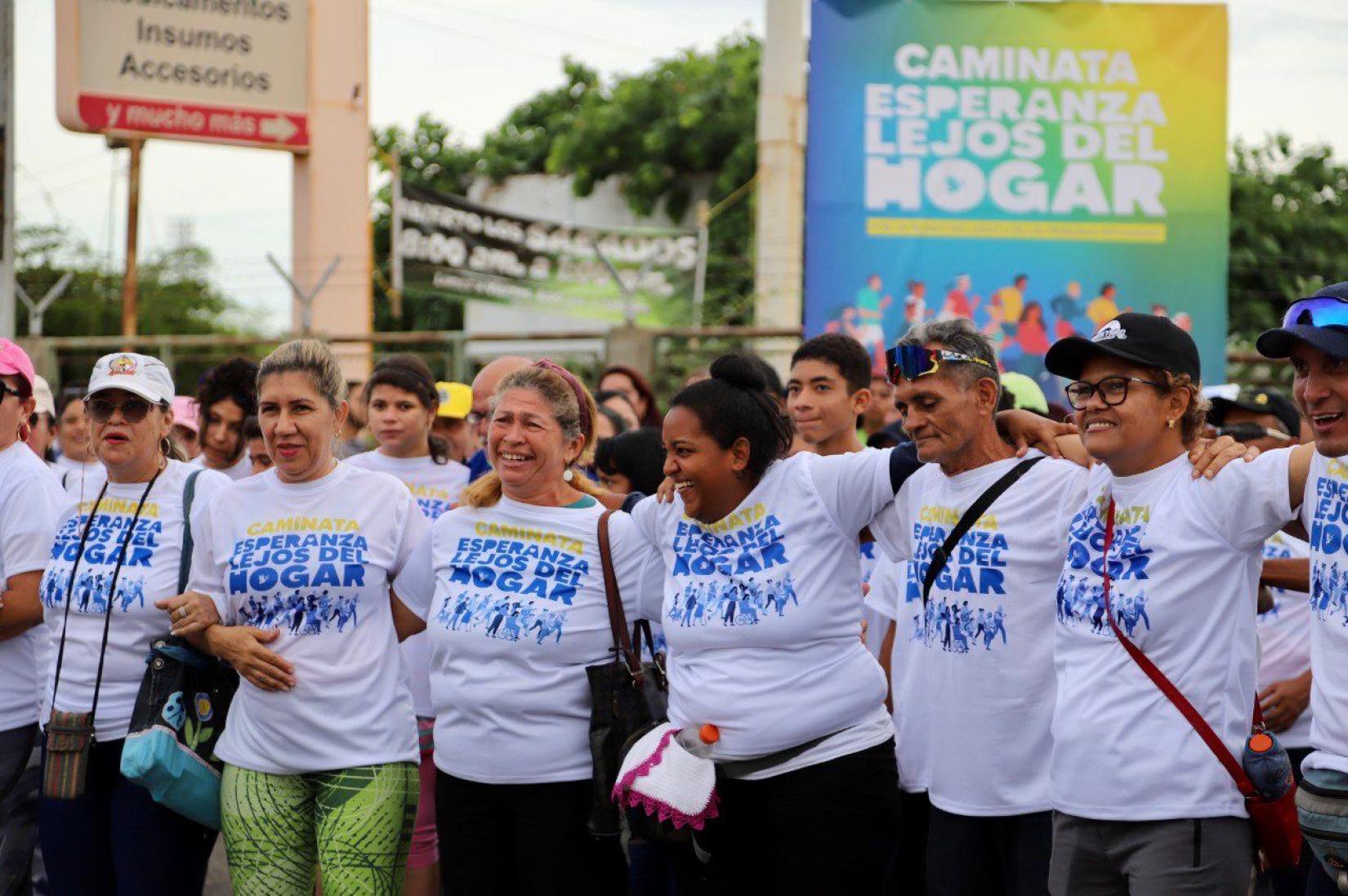 Grupo de personas en la caminata por el Día Mundial del Refugiado