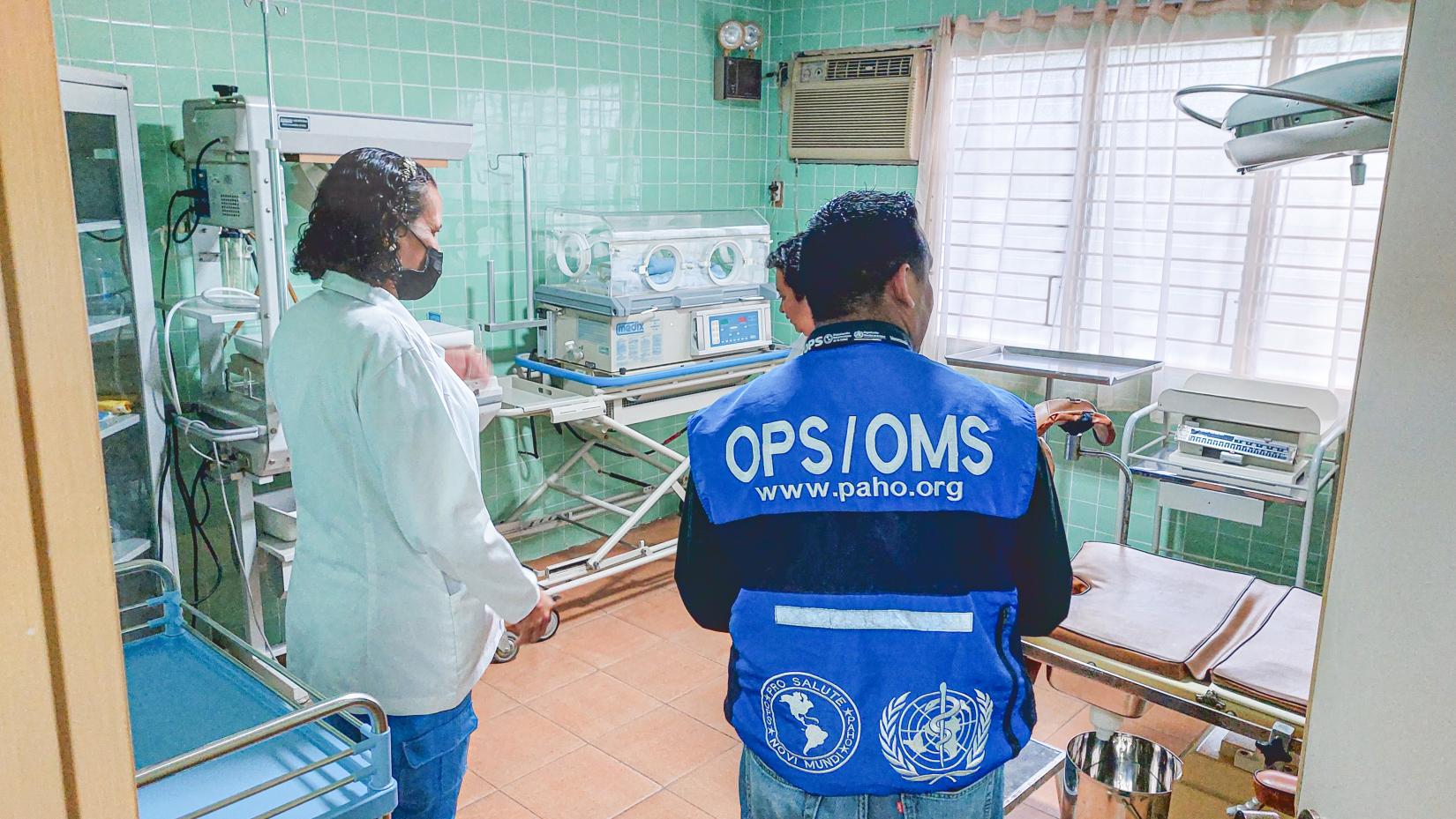 Personal de OPS/OMS y una doctora en un centro de salud