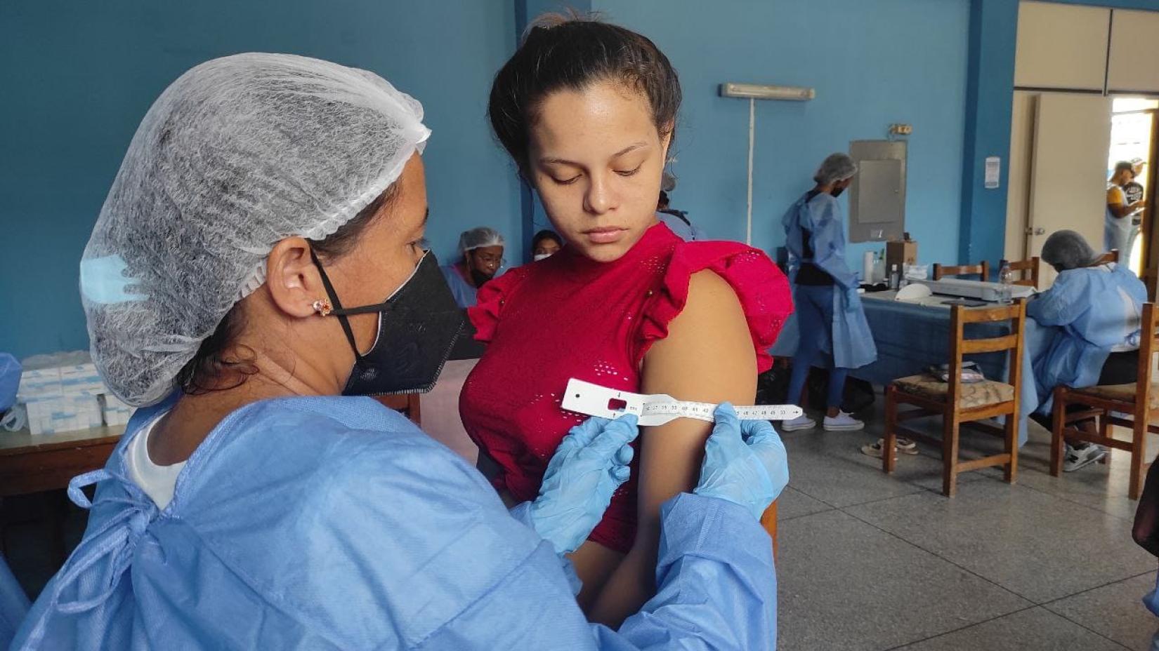 Personal de salud realiza tamizaje en una niña.