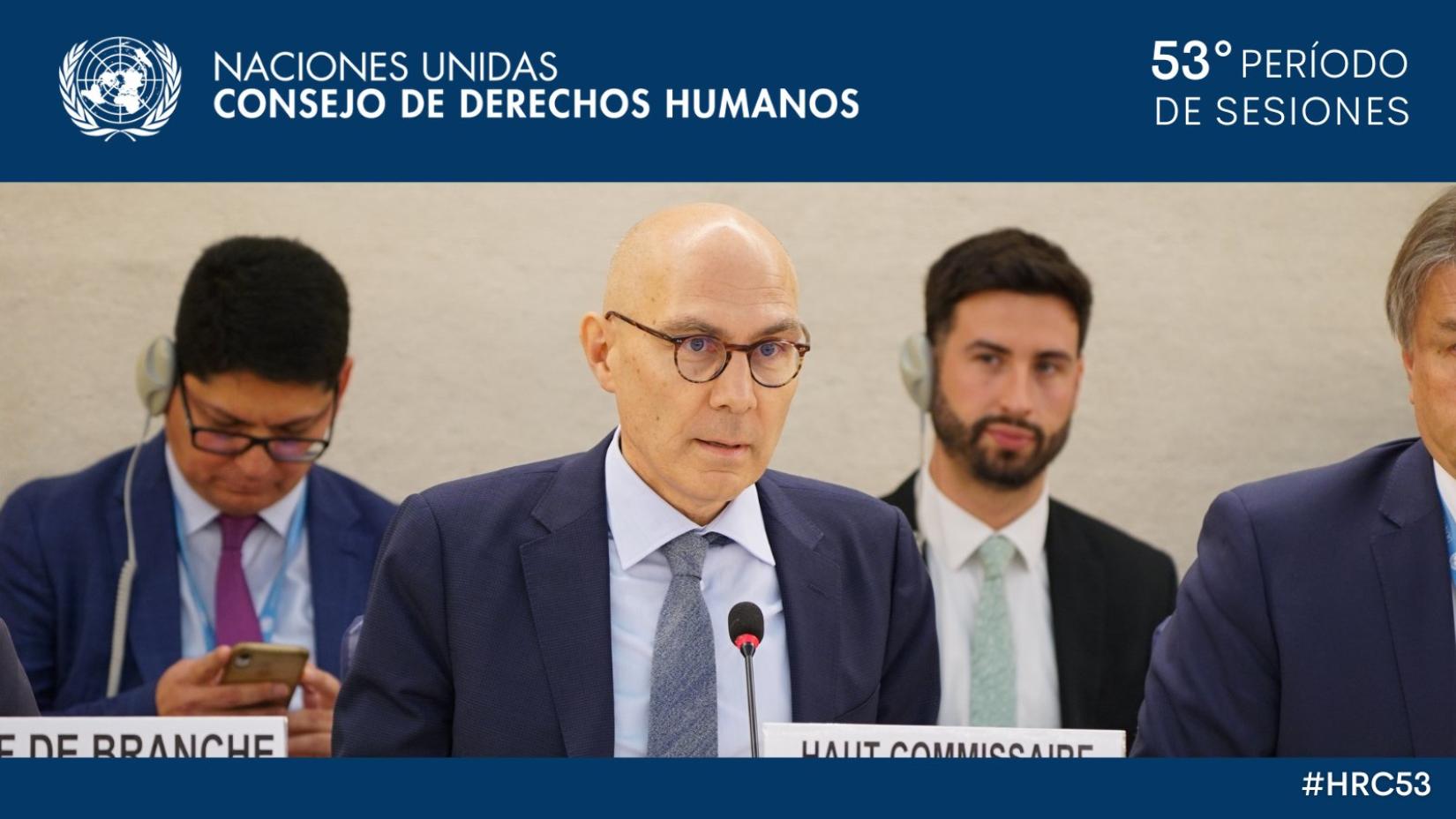 Alto Comisionado de los Derechos Humanos habla frente a un micrófono.