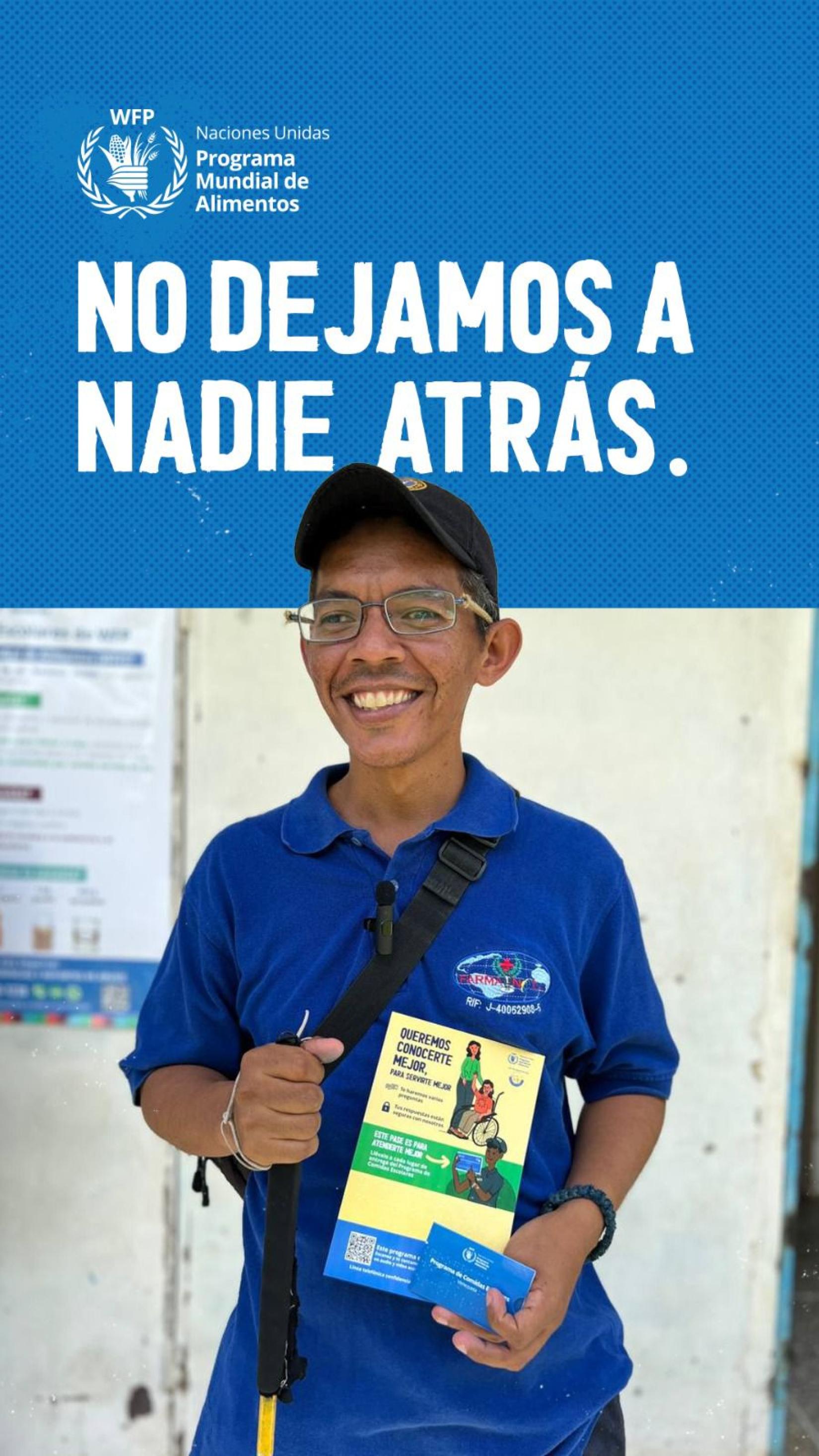 Hombre con discapacidad sonríe a la cámara.