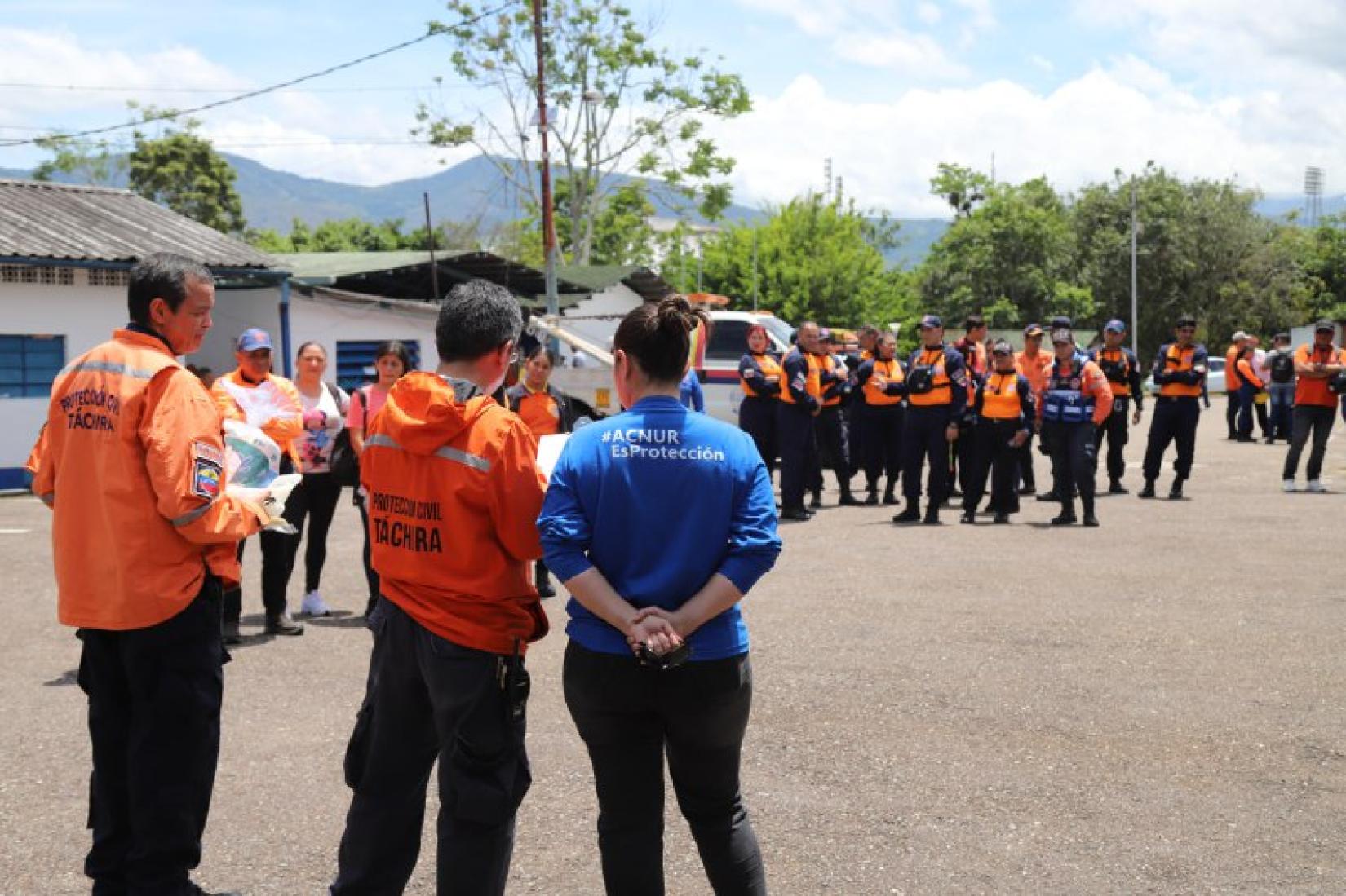 Dos funcionarios de Protección Civil Táchira y personal de ACNUR en una capacitación