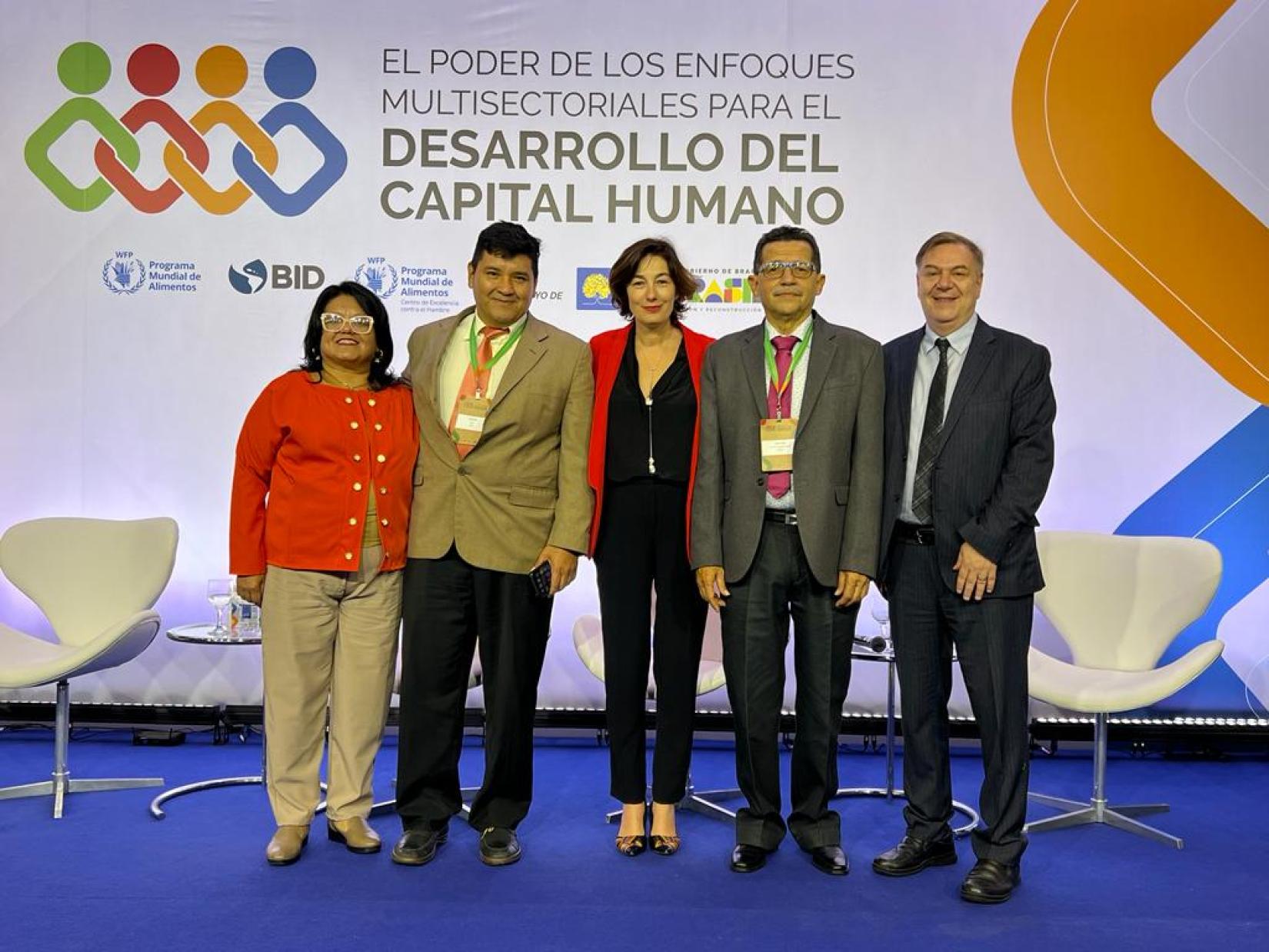 Representantes y autoridades miran a la cámara