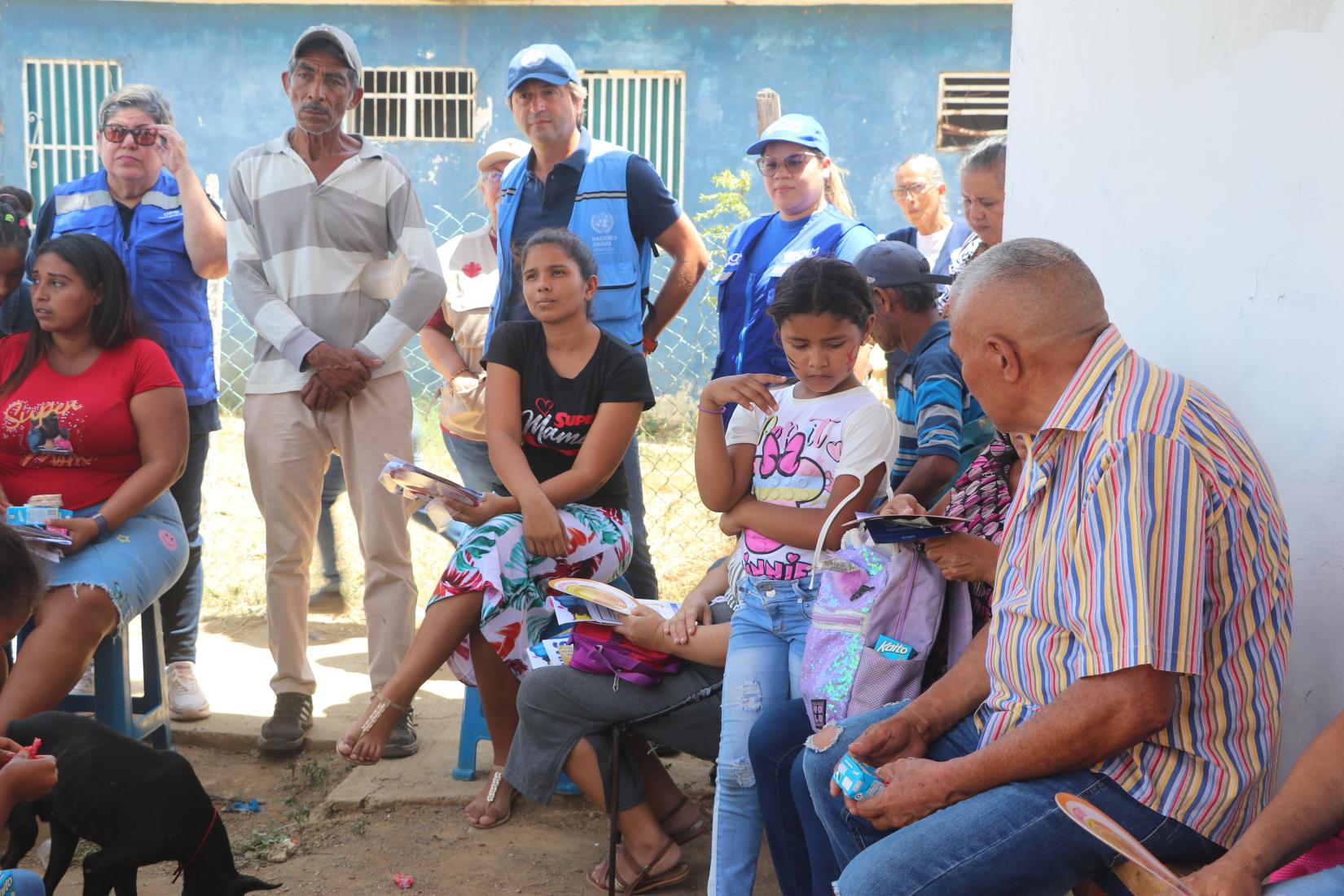 Personas de la comunidad y el Coordinador Residente de ONU Venezuela durante una jornada multisectorial