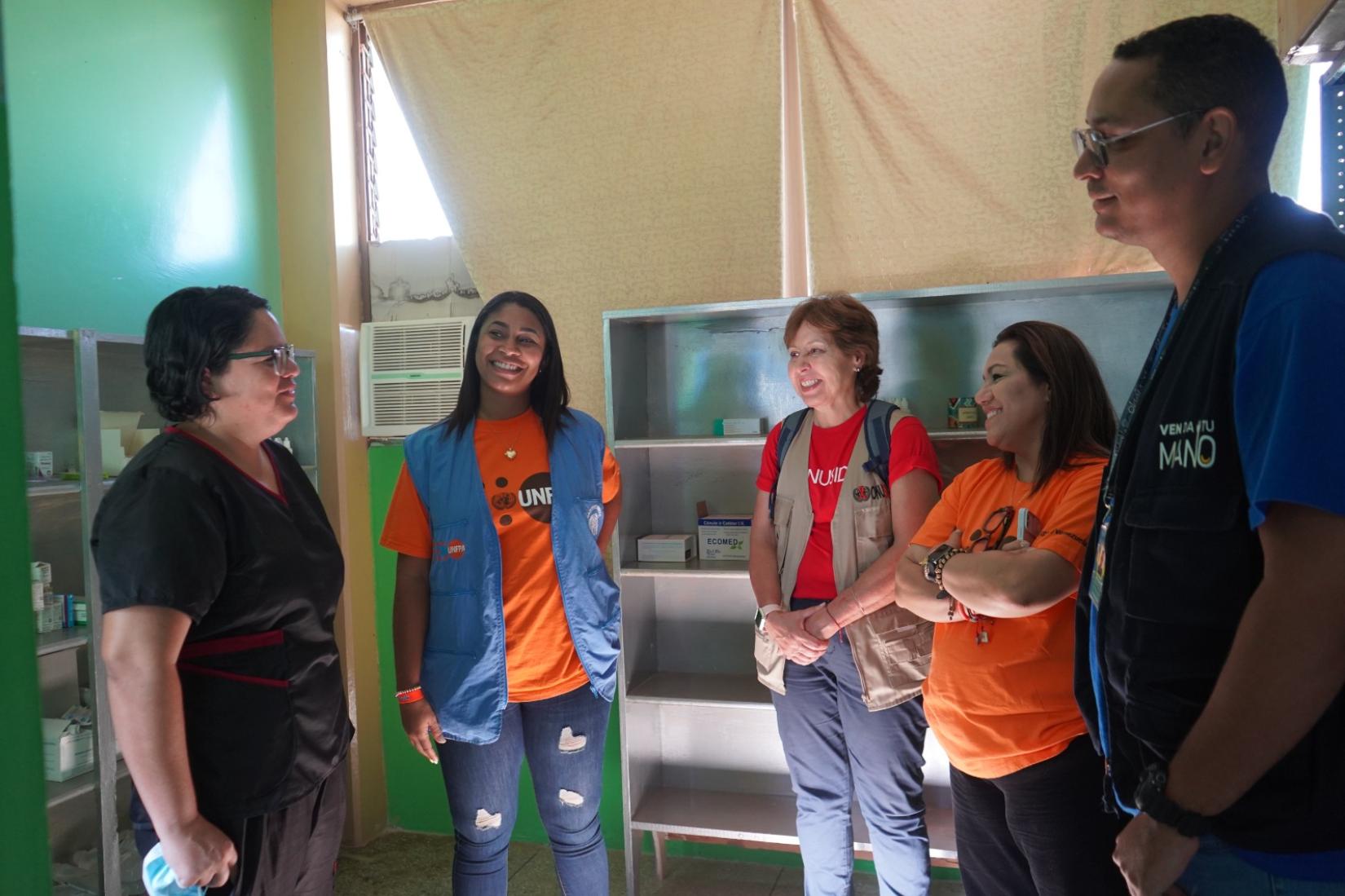 Representante de ONUSIDA y personal de UNFPA hablan con personal sanitario