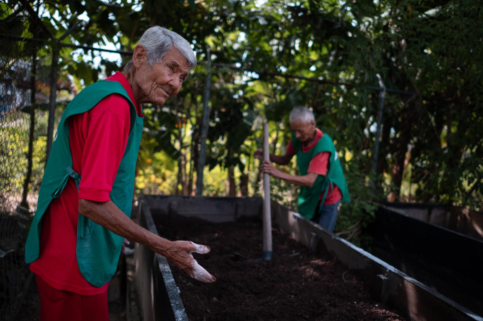 Víctor Sánchez (izquierda) y José Silverstre Pernia preparan la tierra para sembrar nuevas semillas en el huerto de la casa hogar geriático "Los Abuelos de Jesús".