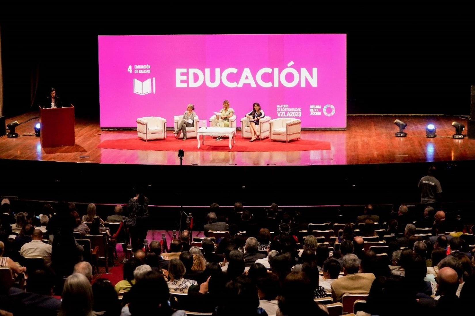 Panel de educación en el Foro de Sostenibilidad. En la iamgen se ve el escenario y el público.