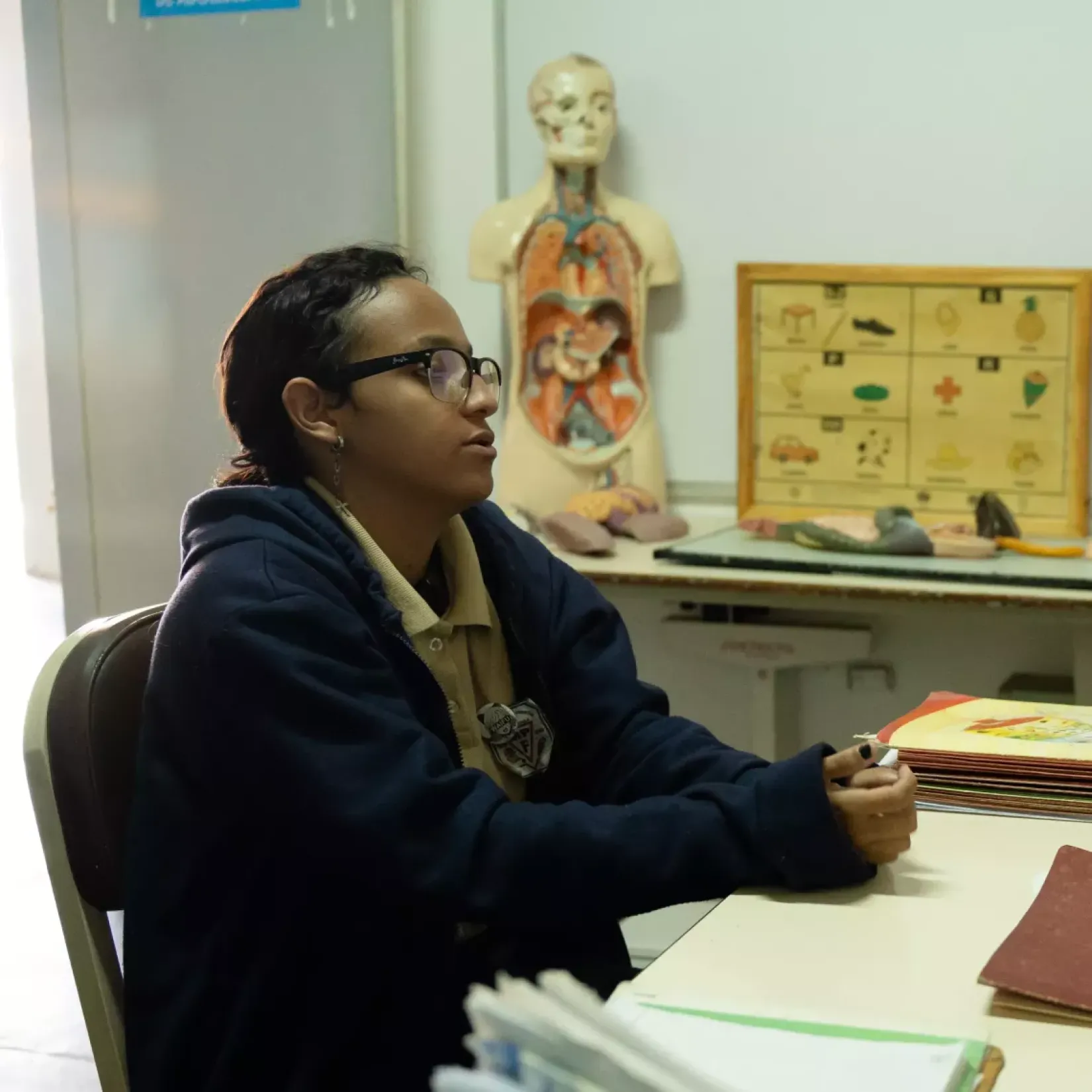 Katherine conversa con el Dr. Pedro José Anzola durante una consulta diferenciada para adolescentes.