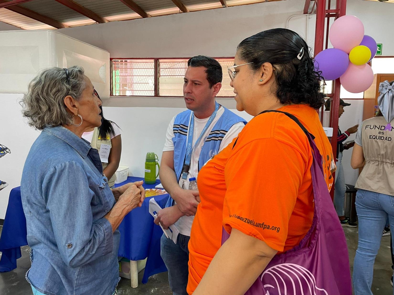 Personal de ONU habla con una mujer