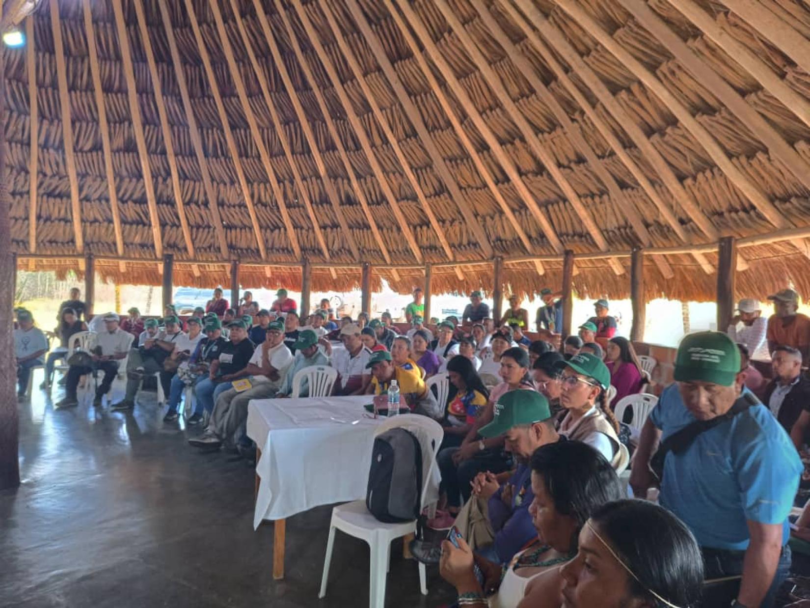 Grupo de personas reunidas.