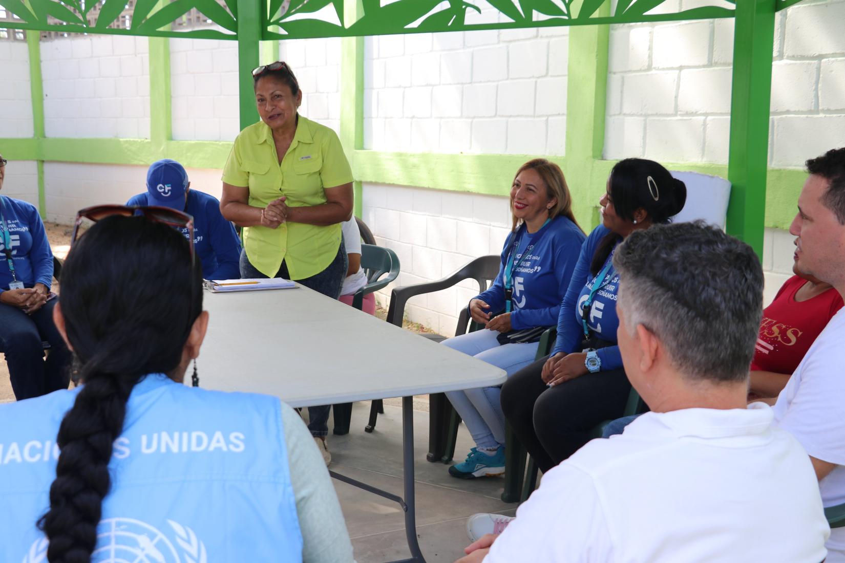 Personas reunidas hablan con personal de la ONU.