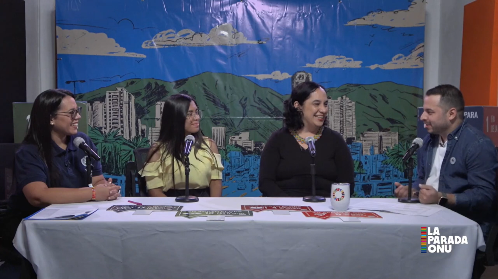 Captura de pantalla de el segundo episodio del podcast "La Paarada ONU" donde los dos presentadores y las dos invitadas conversan sentados en una mesa.