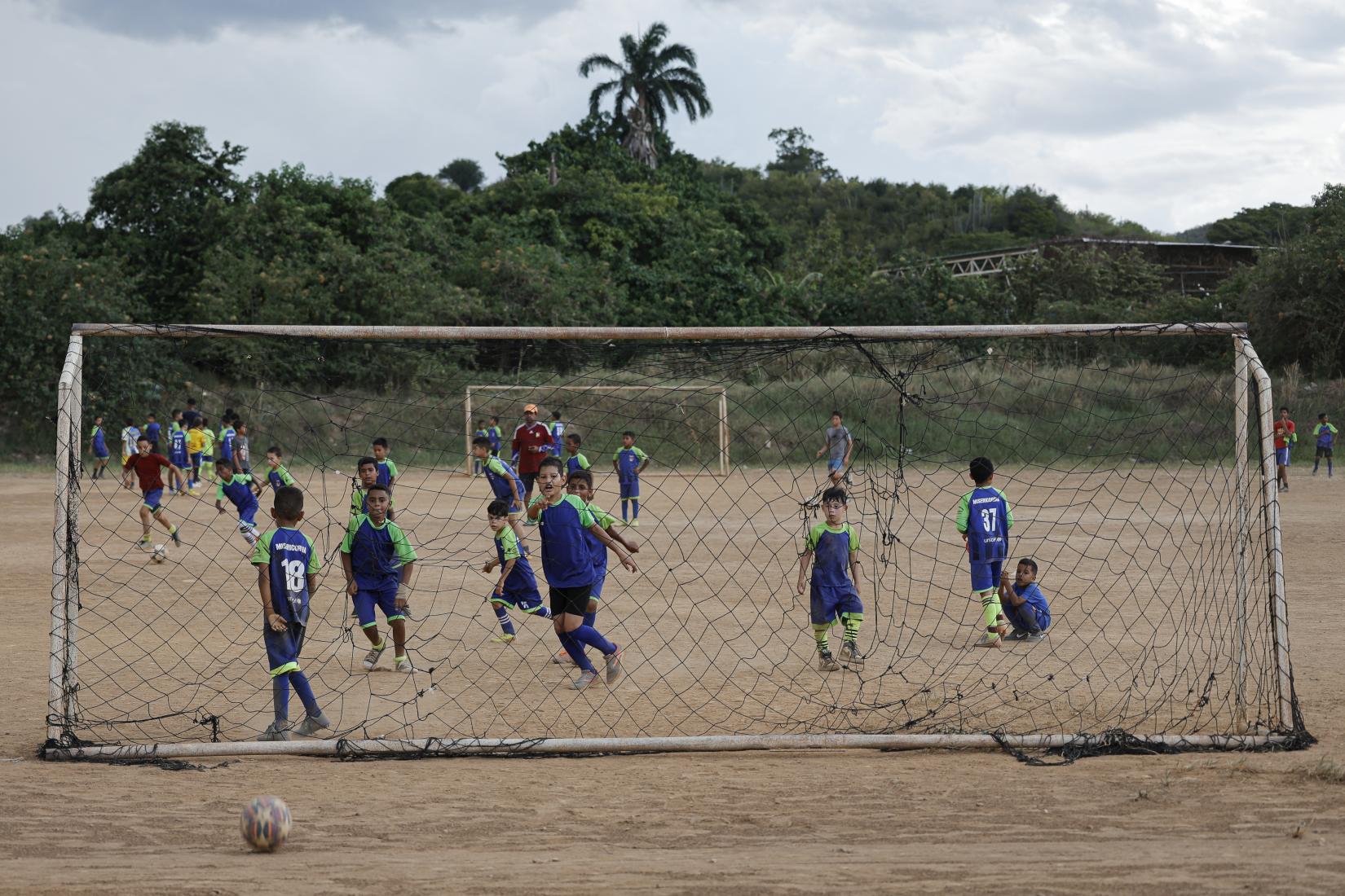 Niños de la escuela Misercordia F.C. disputan un partido amistoso en el campo de entrenamiento del barrio Canchunchú Nuevo, Carúpano, estado de Sucre.