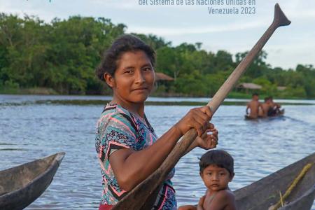 Portada del Informe Anual de Resultados Naciones Unidas Venezuela 2023 con el título del informe, el logo de ONU Venezuela y una fotografía de una mujer indígena y un niño en una canoa.