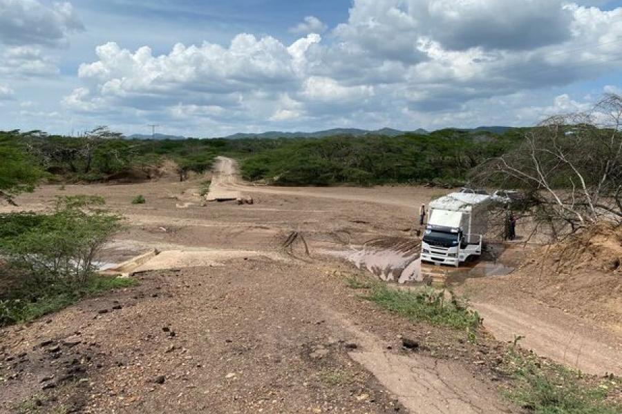 Ángel es el conductor del camión de esta historia. Camino a su última parada del día, el camión quedó atascado, pero con la ayuda la comunidad pudo continuar y llegar a su destino.
