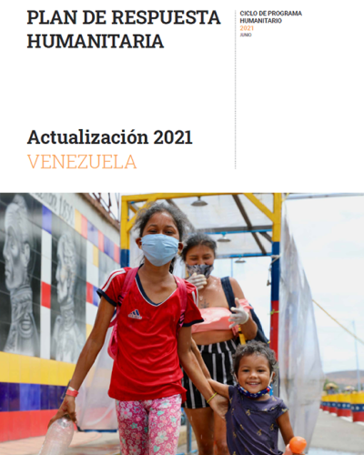Familia atraviesa punto migratorio.