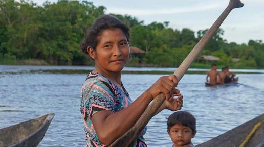 Portada del Informe Anual de Resultados Naciones Unidas Venezuela 2023 con el título del informe, el logo de ONU Venezuela y una fotografía de una mujer indígena y un niño en una canoa.